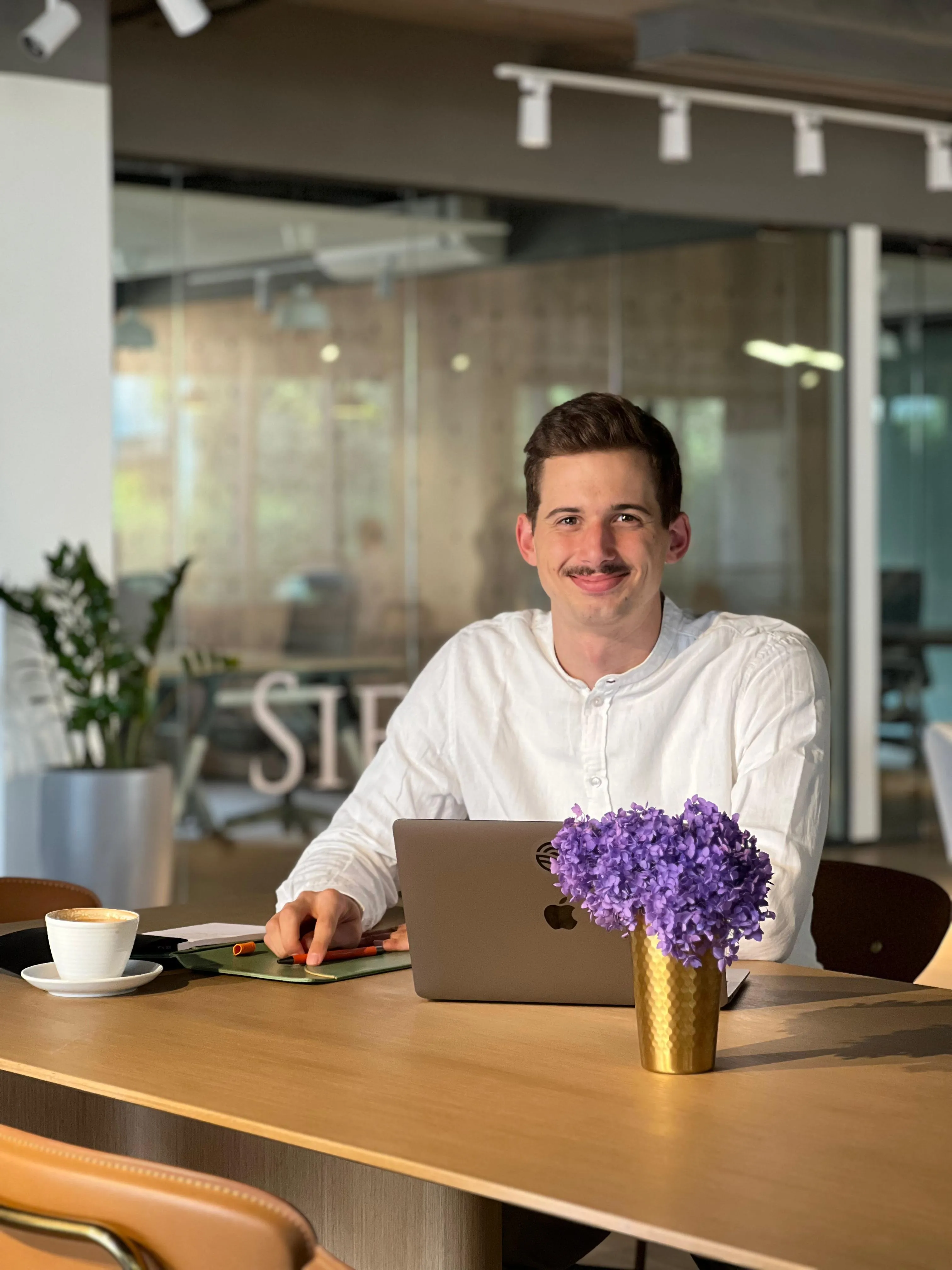 Timo Clasen arbeitet mit Laptop im Coworking Space